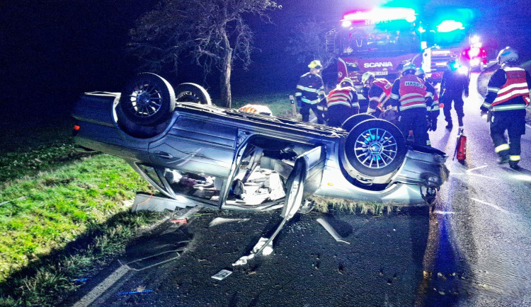 Děsivá nehoda, auto s opilým řidičem vyletělo ze silnice a narazilo do stromu