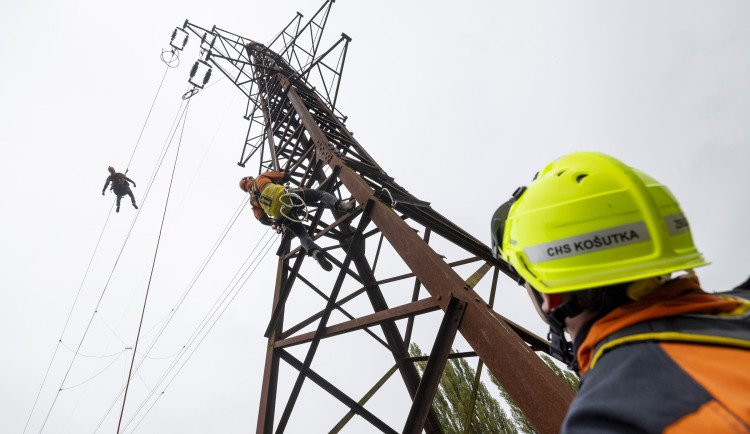 Záchranu montéra nebo sebevraha z drátů vysokého napětí nacvičovali energetici