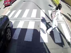 VIDEO: Chodkyně vešla na červenou před autobus, zranilo se kvůli ní několik lidí