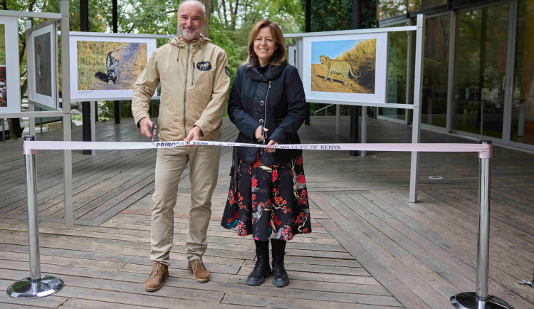 Náměstkyně Markéta Hoidekrová (vpravo) a autor, fotograf a cestovatel Roman Baláž Babilon na vernisáži v zoo.