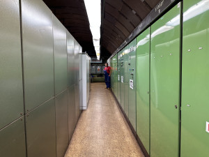 FOTO: Zásoba baterií, ocelové zdi. Podívali jsme se do nepřístupného zázemí stanice Flora