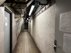 FOTO: Zásoba baterií, ocelové zdi. Podívali jsme se do nepřístupného zázemí stanice Flora