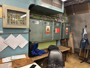 FOTO: Zásoba baterií, ocelové zdi. Podívali jsme se do nepřístupného zázemí stanice Flora