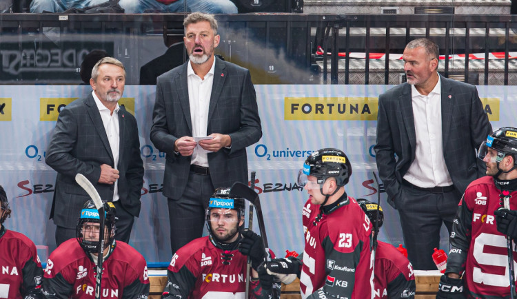 Trenér Jaroslav Nedvěd s asistenty.