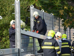 Cvičení proti povodním omezuje dopravu v Holešovicích. Zábrany vyrostly i u Stromovky