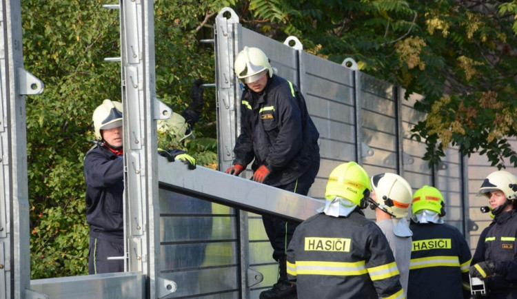 Protipovodňové zábrany při cvičení v pražských Holešovicích staví přes 100 lidí