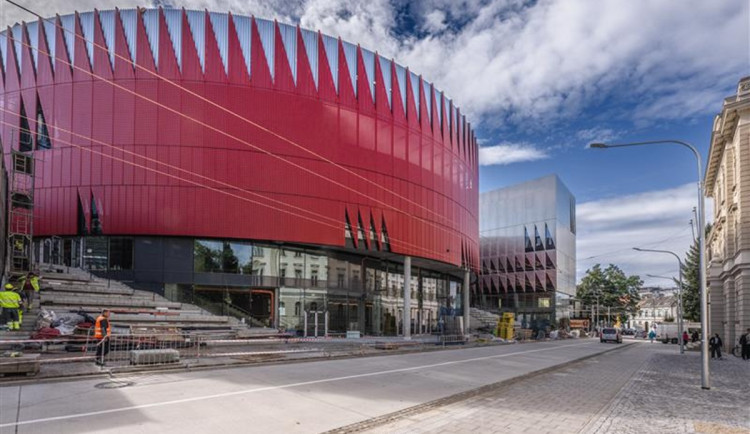 Dopravu a parkování při slavnostním otevření arény zvládneme, zní z magistrátu