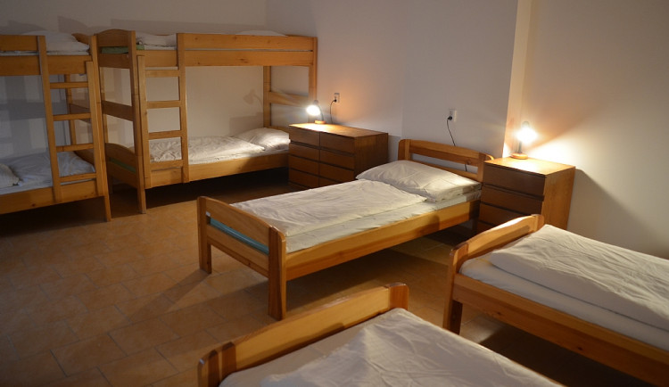 Lidé bez domova mají ve Dvoře Králové nad Labem zpátky vylepšenou noclehárnu