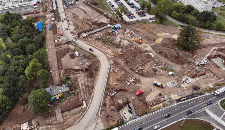 Řidiči si na hradecké Miletě zvykají na nový dopravní režim