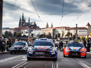 Sedm závodních speciálů v centru Prahy. Středoevropská rally začala spanilou jízdou