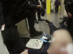 VIDEO: Narkoman zkolaboval na záchodech na Andělu, jeho kamarád od něj utekl