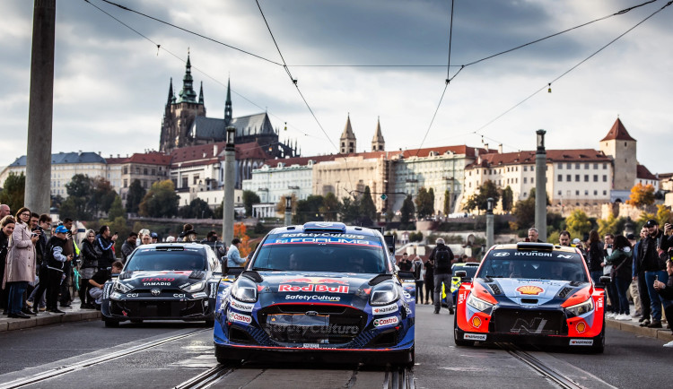 Sedm závodních speciálů v centru Prahy. Středoevropská rally začala spanilou jízdou