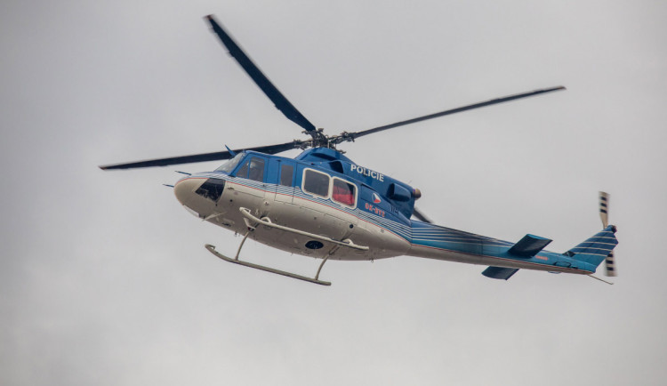 Drony, vrtulník i desítky hasičů a policistů. Na Konicku se ztratil 84letý houbař