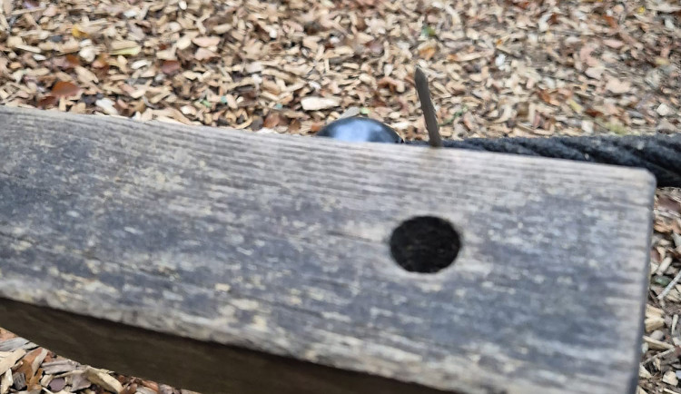 Nastražené hřebíky trčí z herních prvků. Šumperk varuje před nebezpečím pro děti