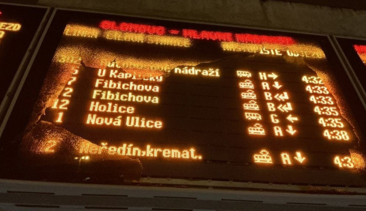 Mladík s kladivem řádil před nádražím v Olomouci. Rozbil informační tabuli a zastávku