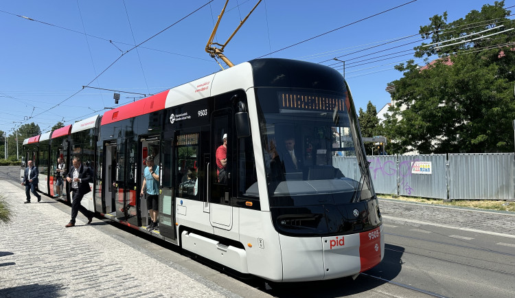 Nová tramvaj Škoda 52T.