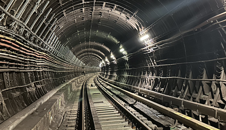 Mezi Nemocnicí Motol a Náměstí Míru je zastaven provoz metra, do tunelu vběhl pes