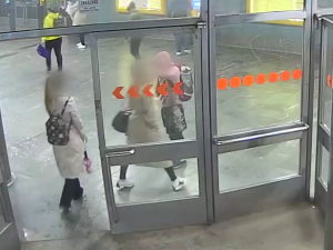 VIDEO: Útočník dal ženě v metru bezdůvodně pěstí. Své jednání nedokázal vysvětlit