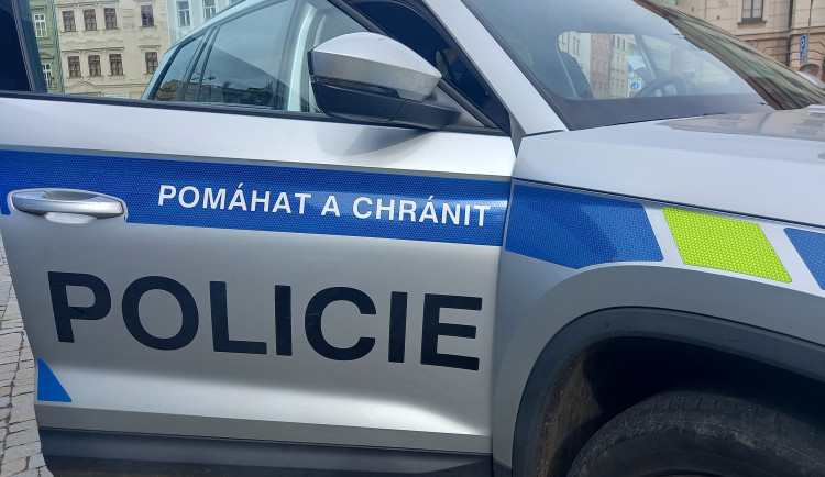 Po městě jezdila řidička audi, která měla přes tři promile. Nabourala dvě auta