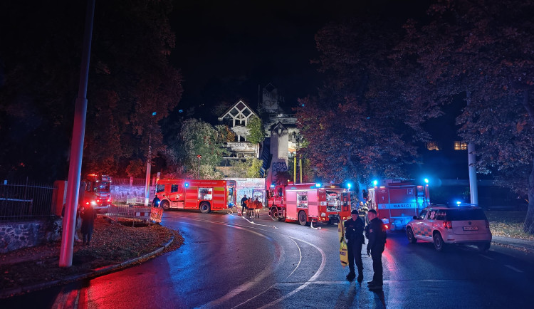 Další požár opuštěného domu v Praze, tentokrát znovu hoří hotel Vaníček