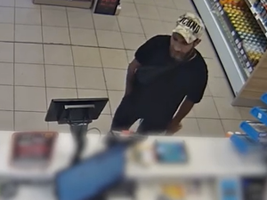 Policie hledá muže, který platil kradenou kartou