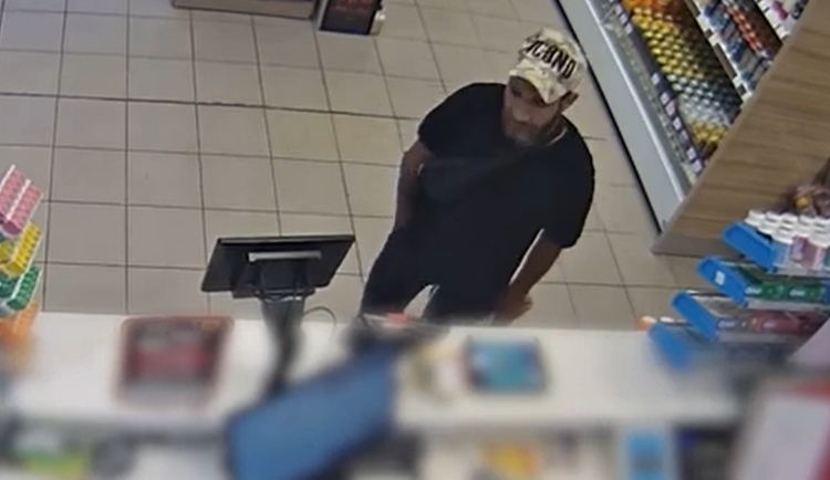 Foto ze záznamu kamery.