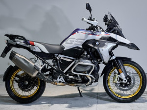 Motorka Petra Pavla našla nového majitele. Peníze z dražby poputují do Nadačního fondu Evy Pavlové