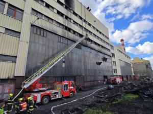 Pražští hasiči zasahovali u požáru v bývalé průmyslové budově, pět lidí evakuovali