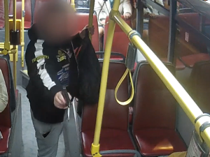 VIDEO: Policie zadržela muže, který v pražské MHD mířil zbraní na cestující