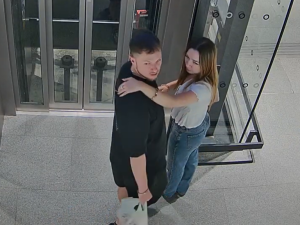 VIDEO: Policie pátrá po muži, který poničil nádraží Bubny