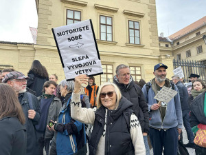 Macinku nechceme. Na Hradčanském náměstí protestují stovky lidí