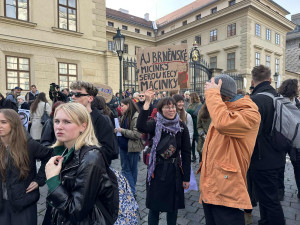 Macinku nechceme. Na Hradčanském náměstí protestují stovky lidí