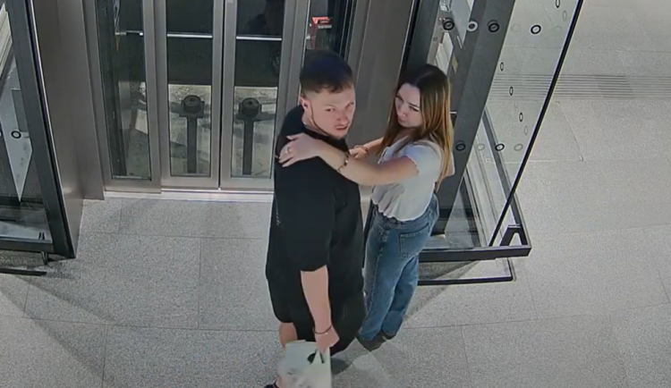 Foto ze záznamu kamery.