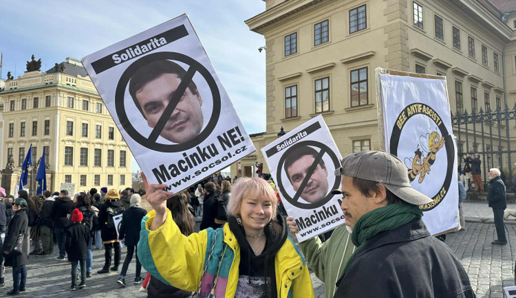 Macinku nechceme. Na Hradčanském náměstí protestují stovky lidí