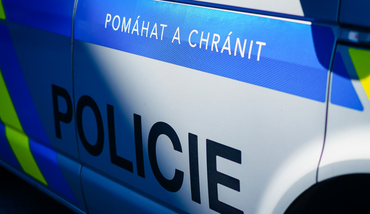 Rozbité půllitry a facky. Policie řešila rvačku na maturitním plese