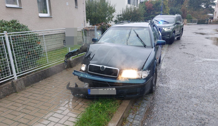 Muž v Kostelci nad Orlicí se pokusil utéct hlídce. Řídil bez papírů