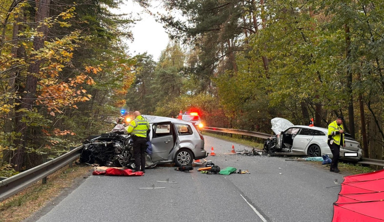 U Podolského mostu bourala tři auta. Řidič jednoho z nich nepřežil