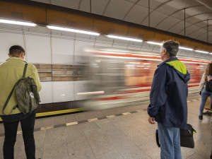 Ve stanici Palmovka skočila žena před metro, na místě zemřela