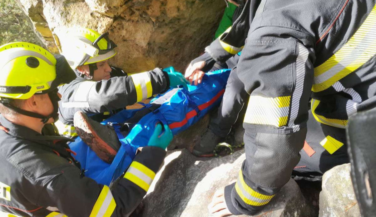 Náročný transport. Hasiči zasahovali v Suchých skalách u zraněného lezce