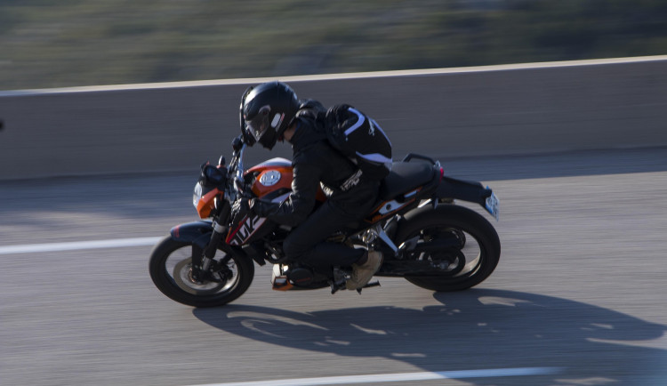 Motorkář vesele svištěl Úvozem. Byla to hloupost, okomentoval závratnou rychlost