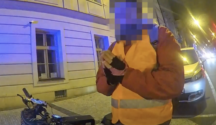 Muž jel s kolem po chodníku. 