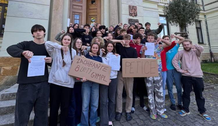 Studenti gymplu v Hořicích bojují proti zrušení osmiletého oboru. Na stole je i petice