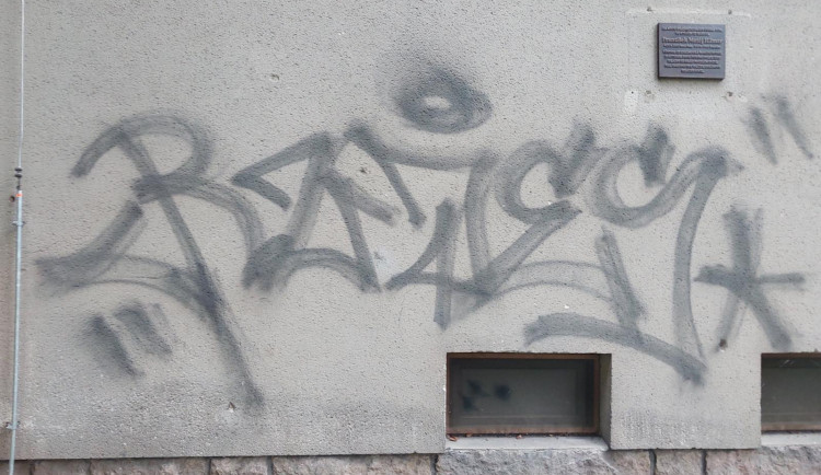 Policisté chytají v Nové Pace sprejera, berou i anonymní oznámení