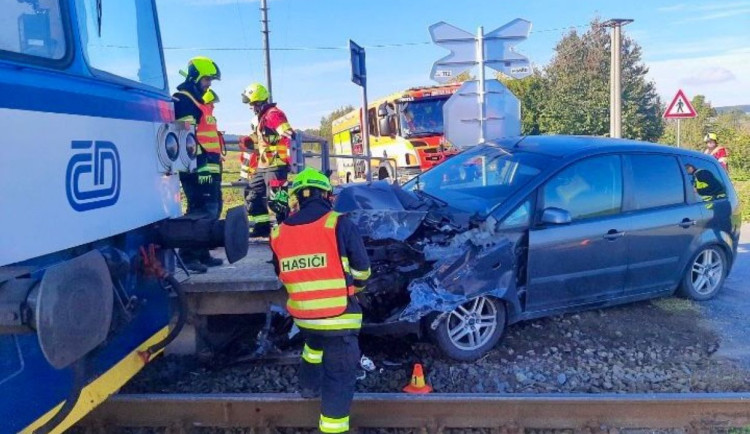 Řidič osobního automobilu zahynul na železničním přejezdu při srážce s vlakem