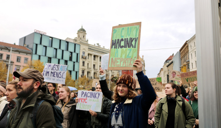 ‚Na mrtvé planetě si už nezahajluješ.‘ Brňané nechtějí Macinku na ministerstvu