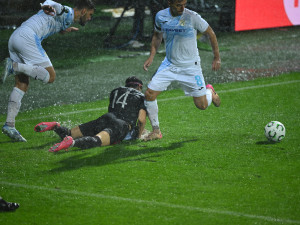 Spartě zhatil zápas Konferenční ligy v Rijece liják, rozhodčí utkání v půlce přerušil