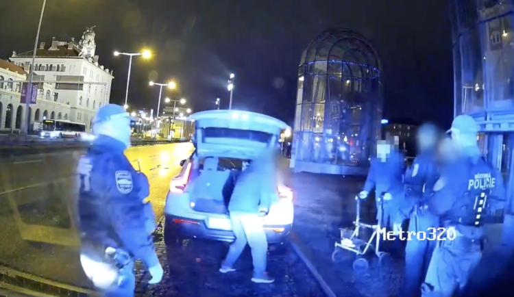 Senior odjel domů taxíkem.