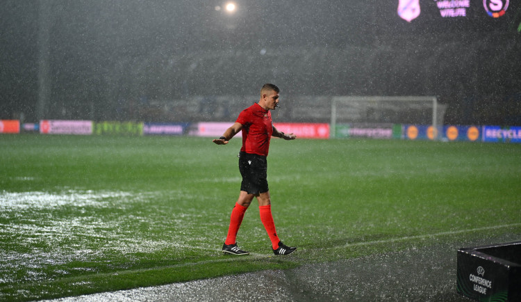 Trávník byl příliš podmáčený