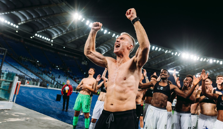 Viktoriáni rozdrtili Římany a trika šla dolů. Odhodil ho i nový trenér Hyský