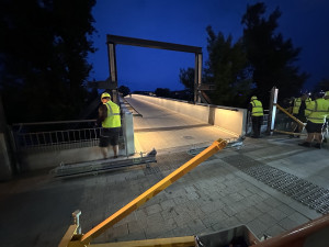 Štvanickou lávku po roce zkontrolují, cvičně ji i zvednou